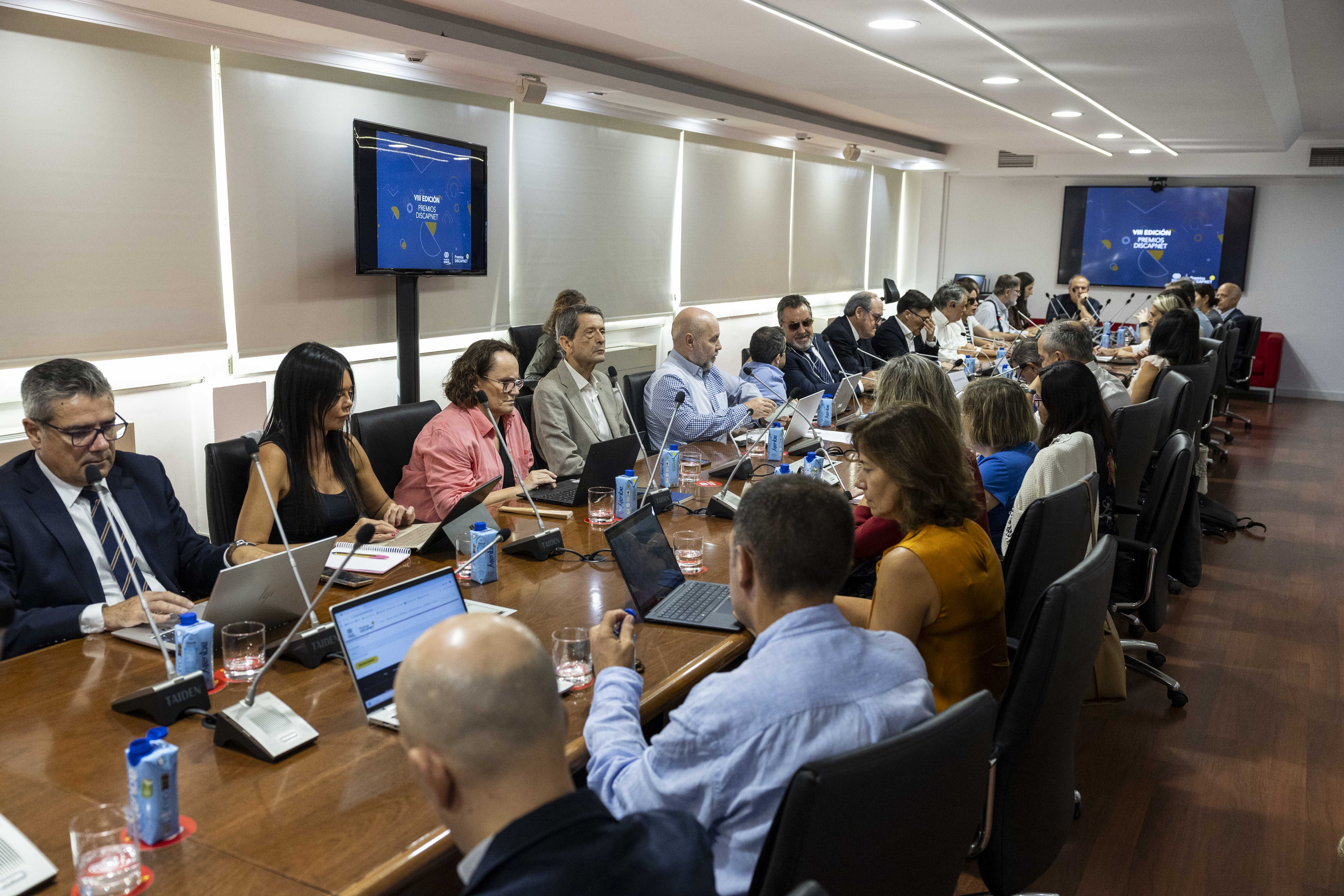 Resto de la mesa del Jurado de los Premios Discapnet