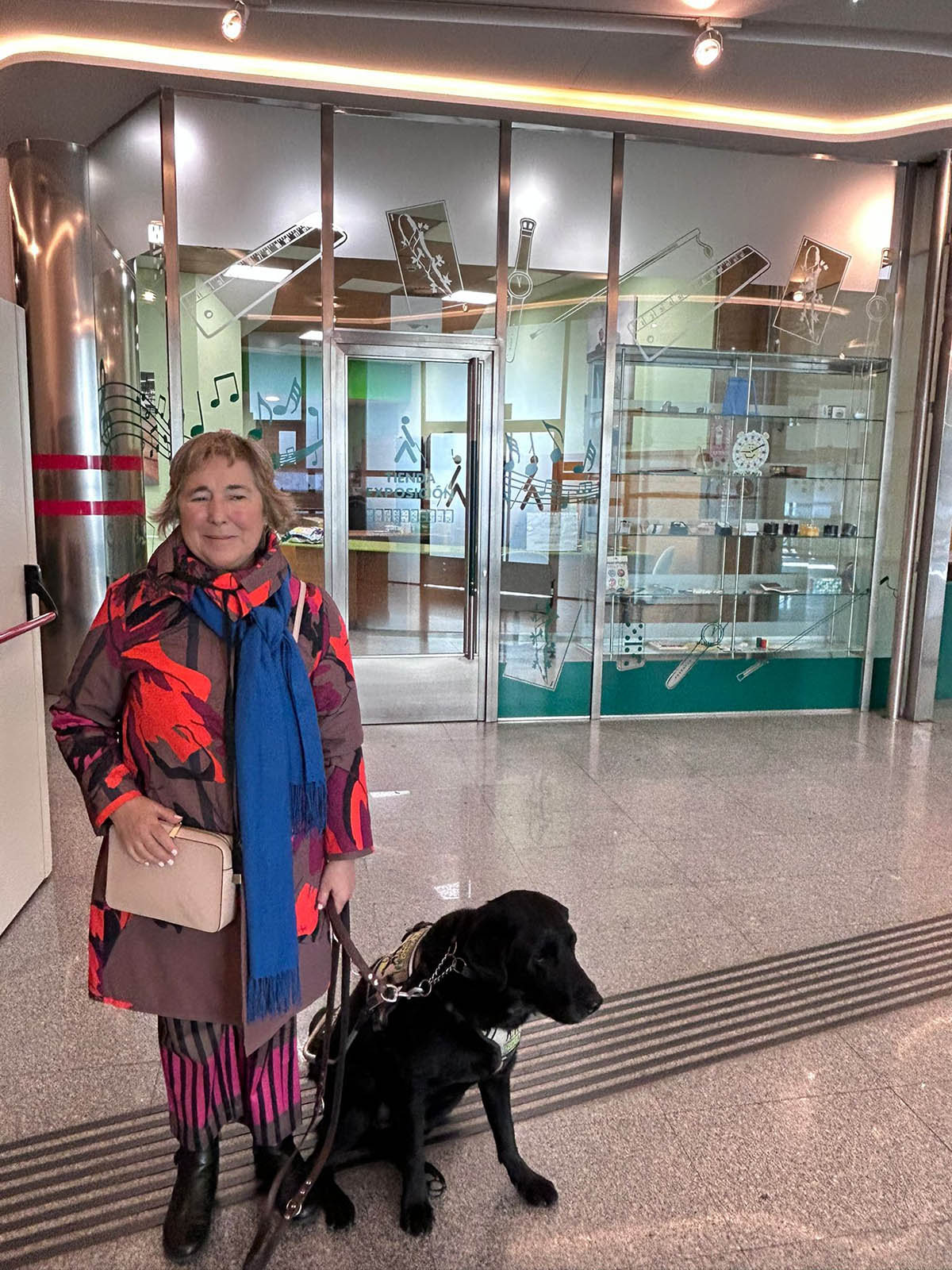 Segun con su perro guía delante de la tienda de la Delegación