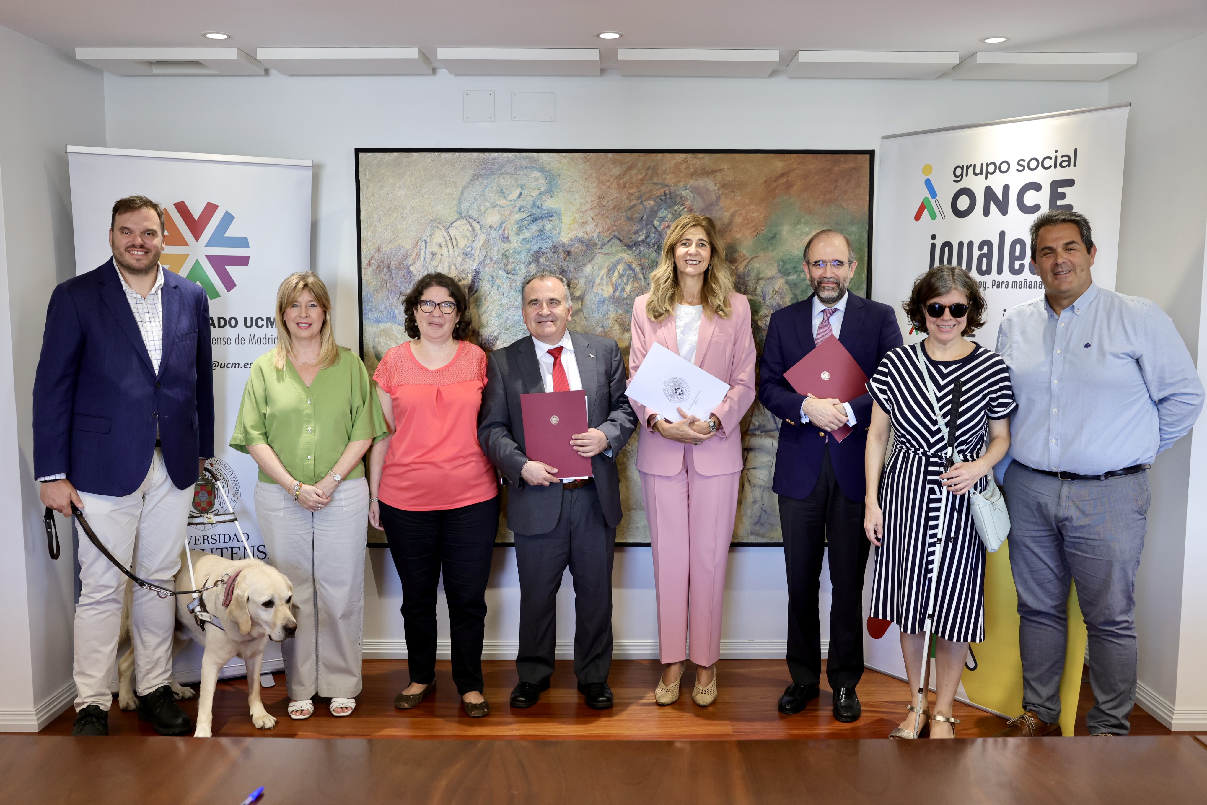 Foto de familia tras la firma del acuerdo