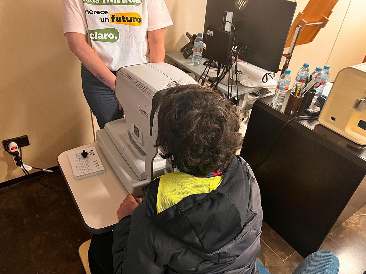 Un niño realizándose la revisión oftalmológica