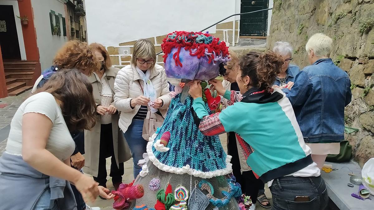 Varias vecinas colaboran en la preparación de las fiestas vecinales