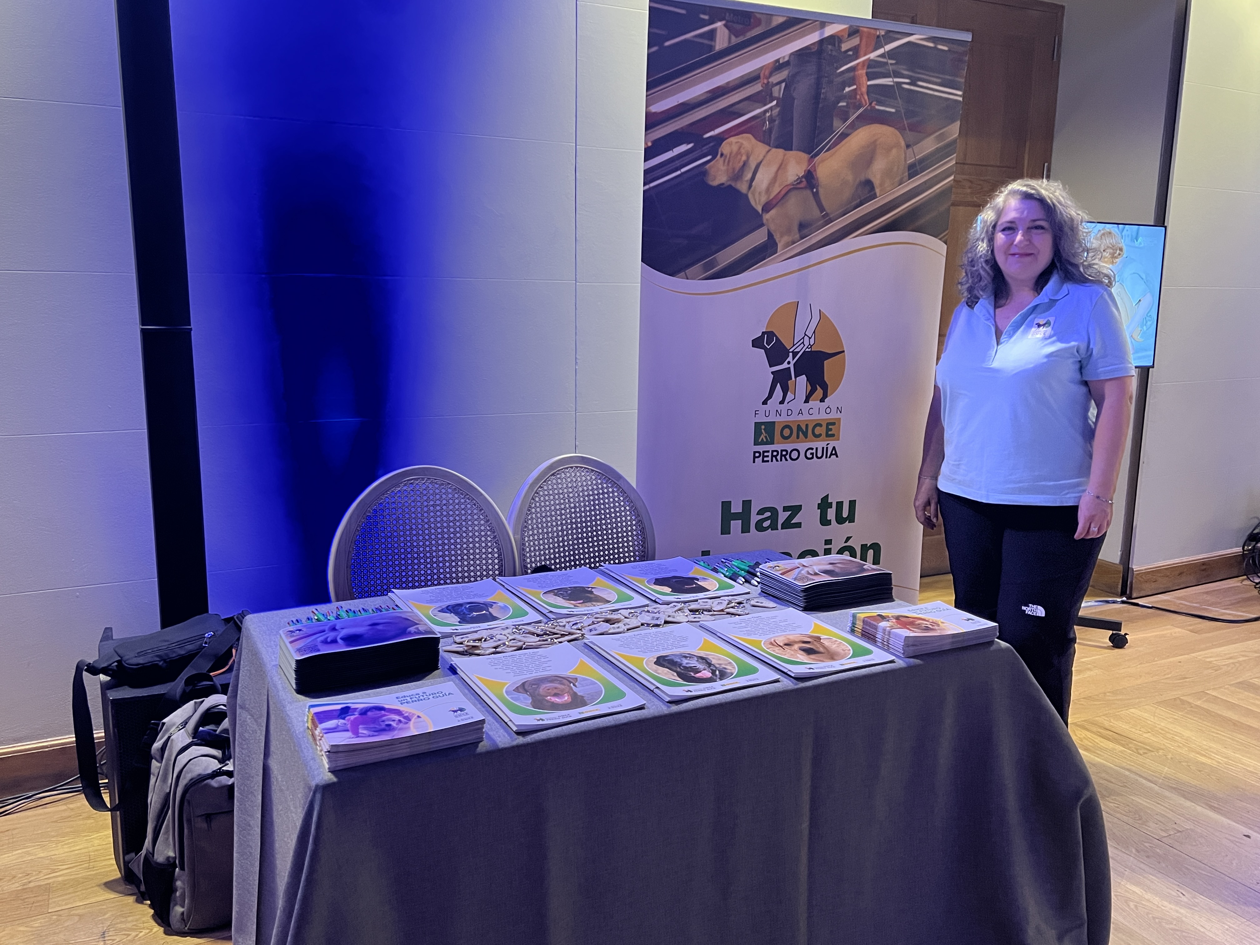 Stand de la FOPG con Mónica Montero, la responsable de perreras de la FOPG, con toda la información preparada para su divulgación