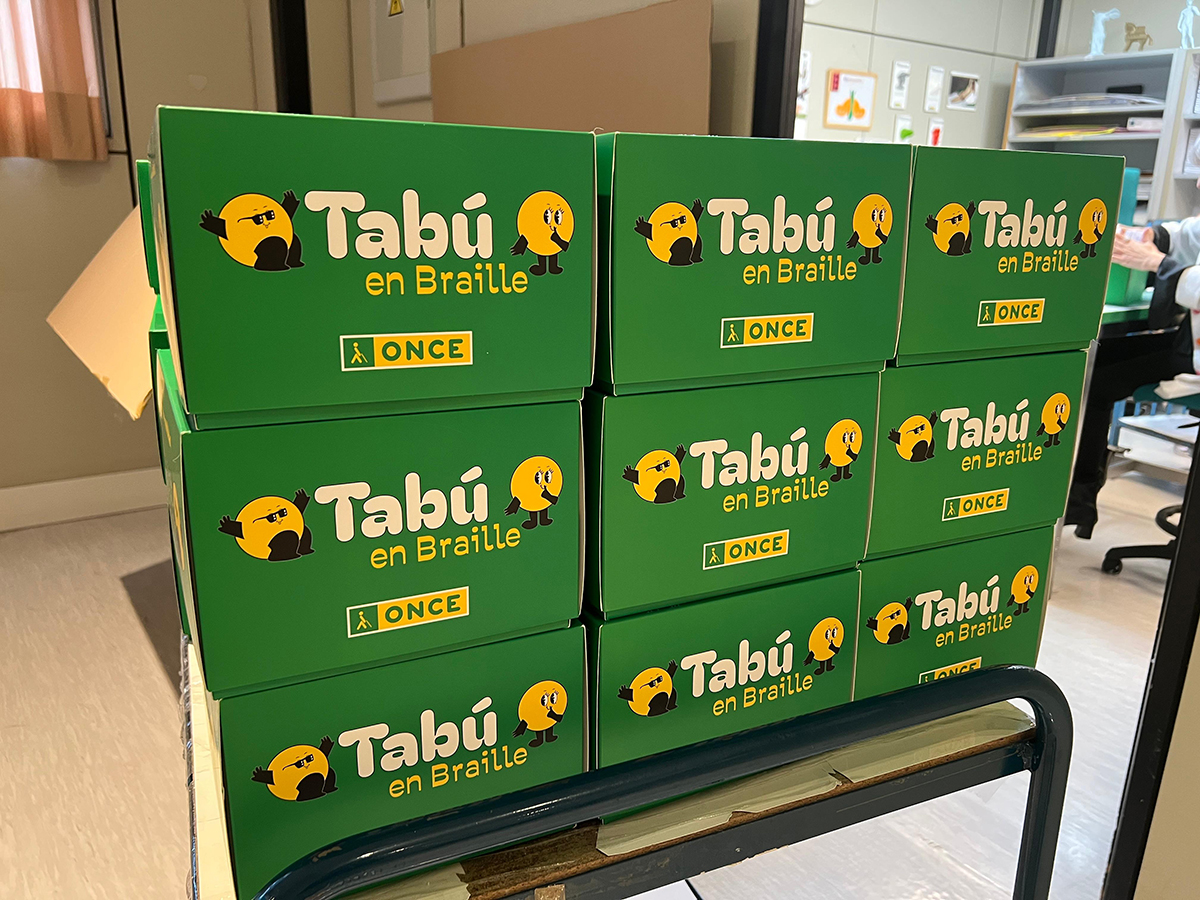 Imagen de diversas cajas del juego Tabú en braille
