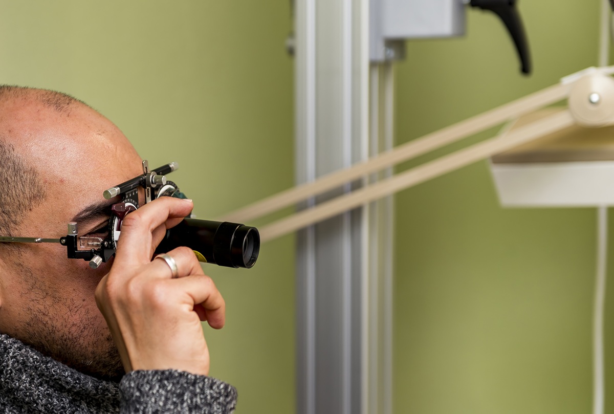 Una persona realizándose un examen de la vista