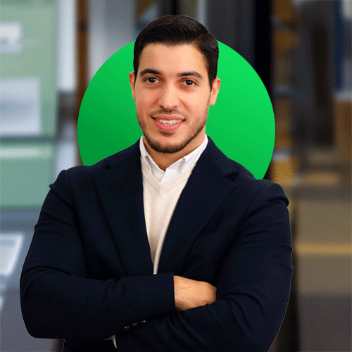 Foto de un trabajador de ONCE (Fabio Perciballi) con un círculo verde detrás de él