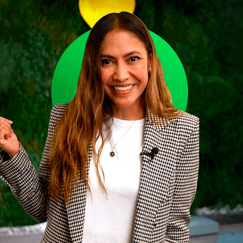 Foto de una trabajadora de ONCE (Martha Valles) con un círculo verde detrás de ella
