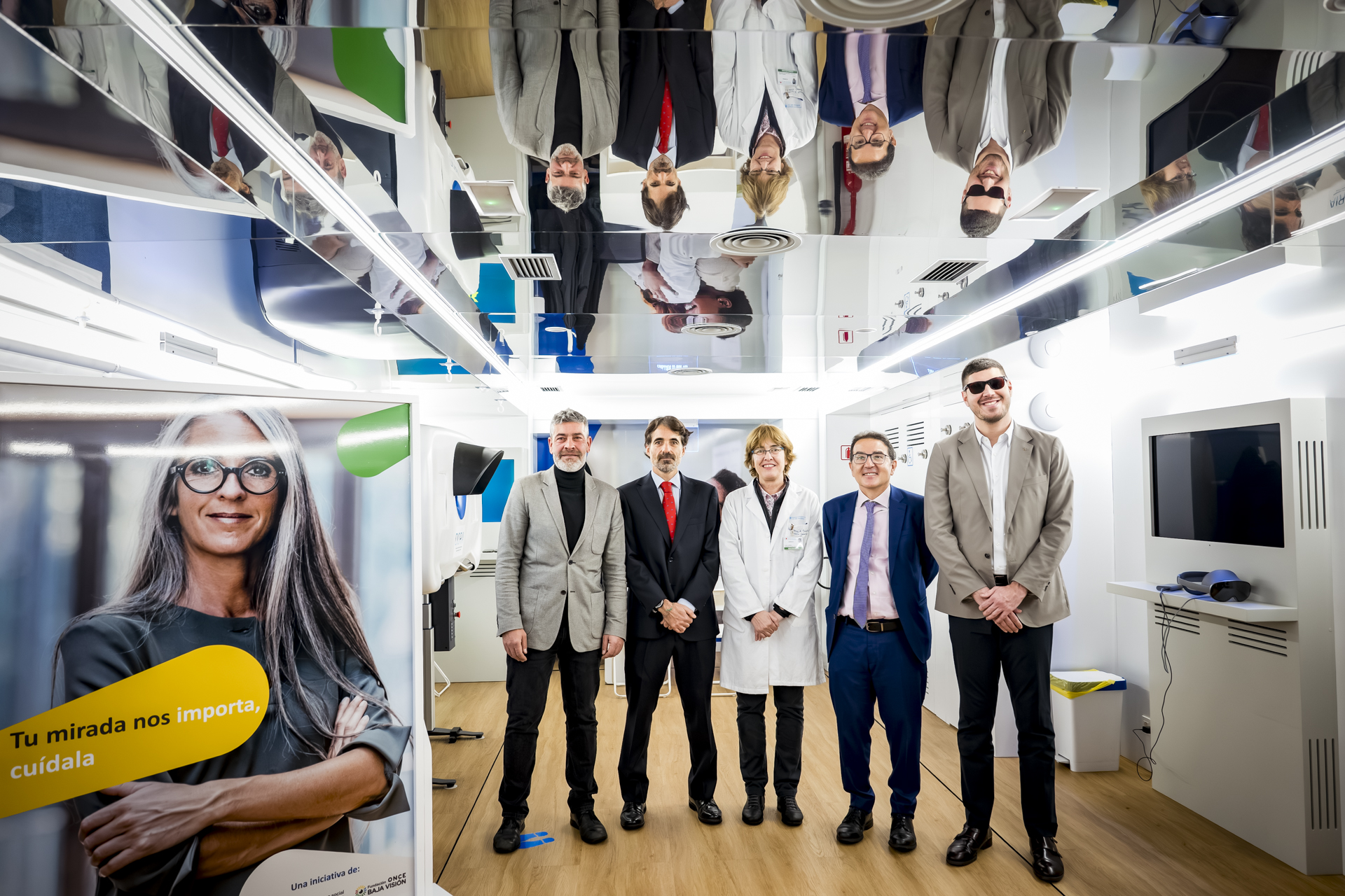 Responsables de la FOBV y Sandoz en el interior del camión