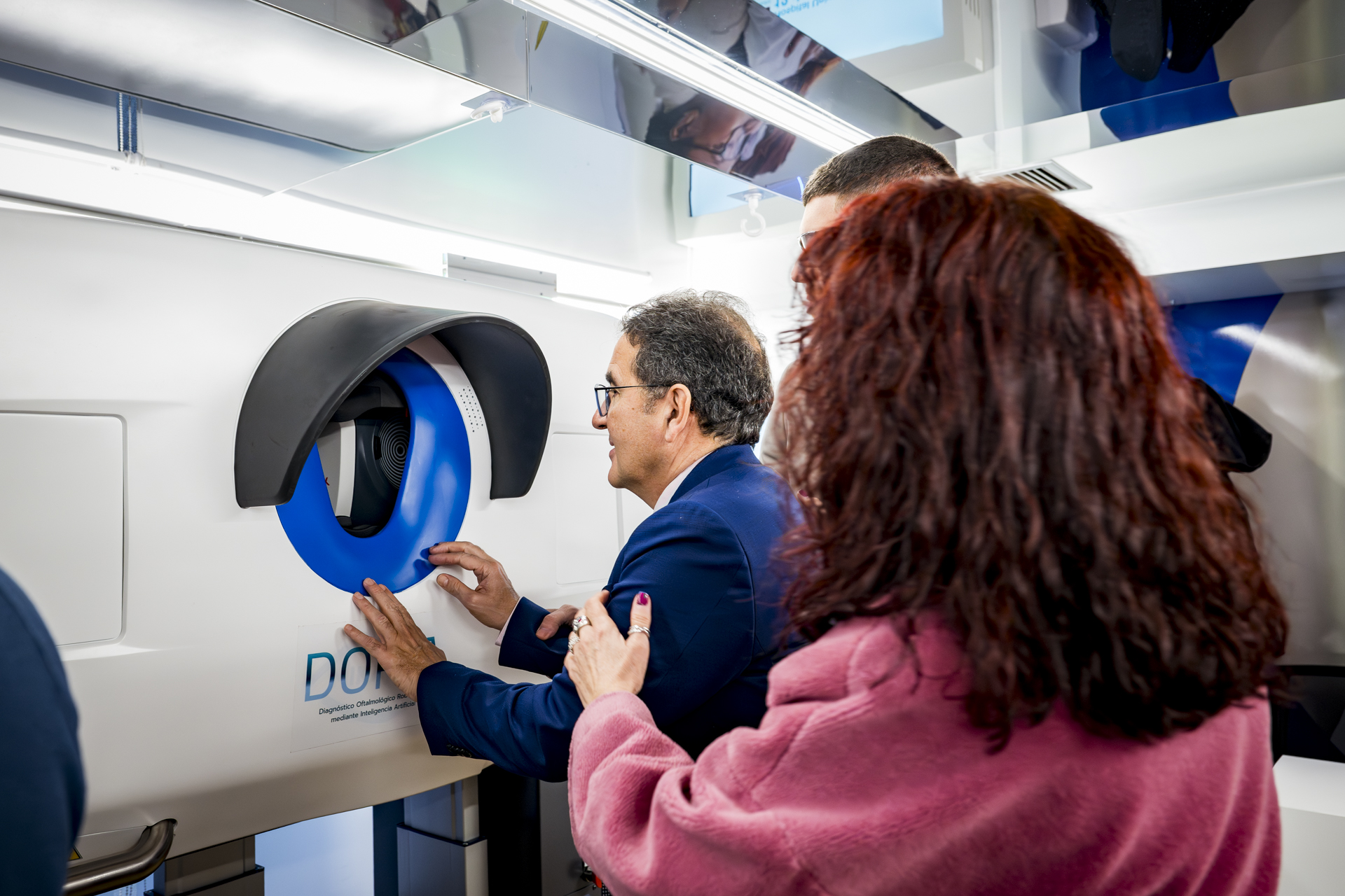 Andrés Ramos explora con sus manos la máquina que realiza las pruebas oftalmológicas