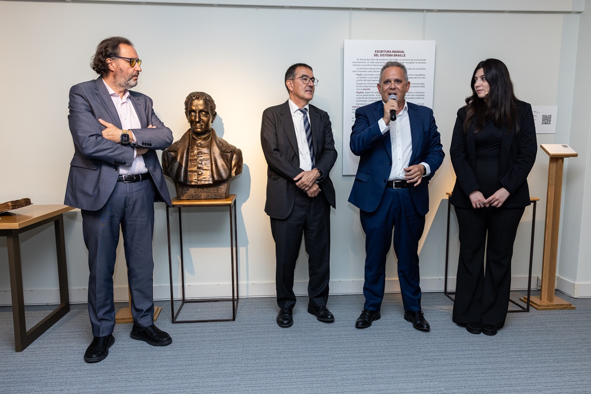 Momento de la inauguración de la exposición a cargo de las autoridades