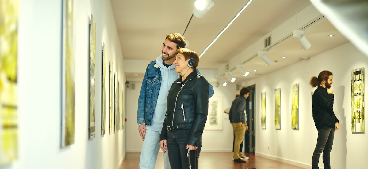 Dos jóvenes con perro guía dentro del Museo Tiflológico de la ONCE