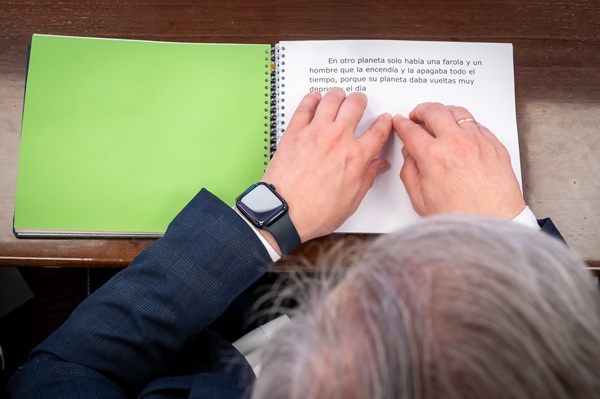 Una personas ciega leyendo braille
