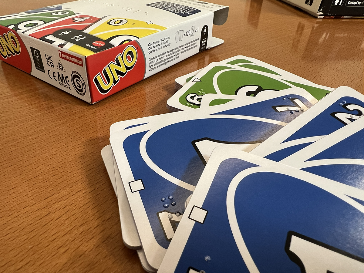 Imagen de las cartas del juego UNO marcadas en braille