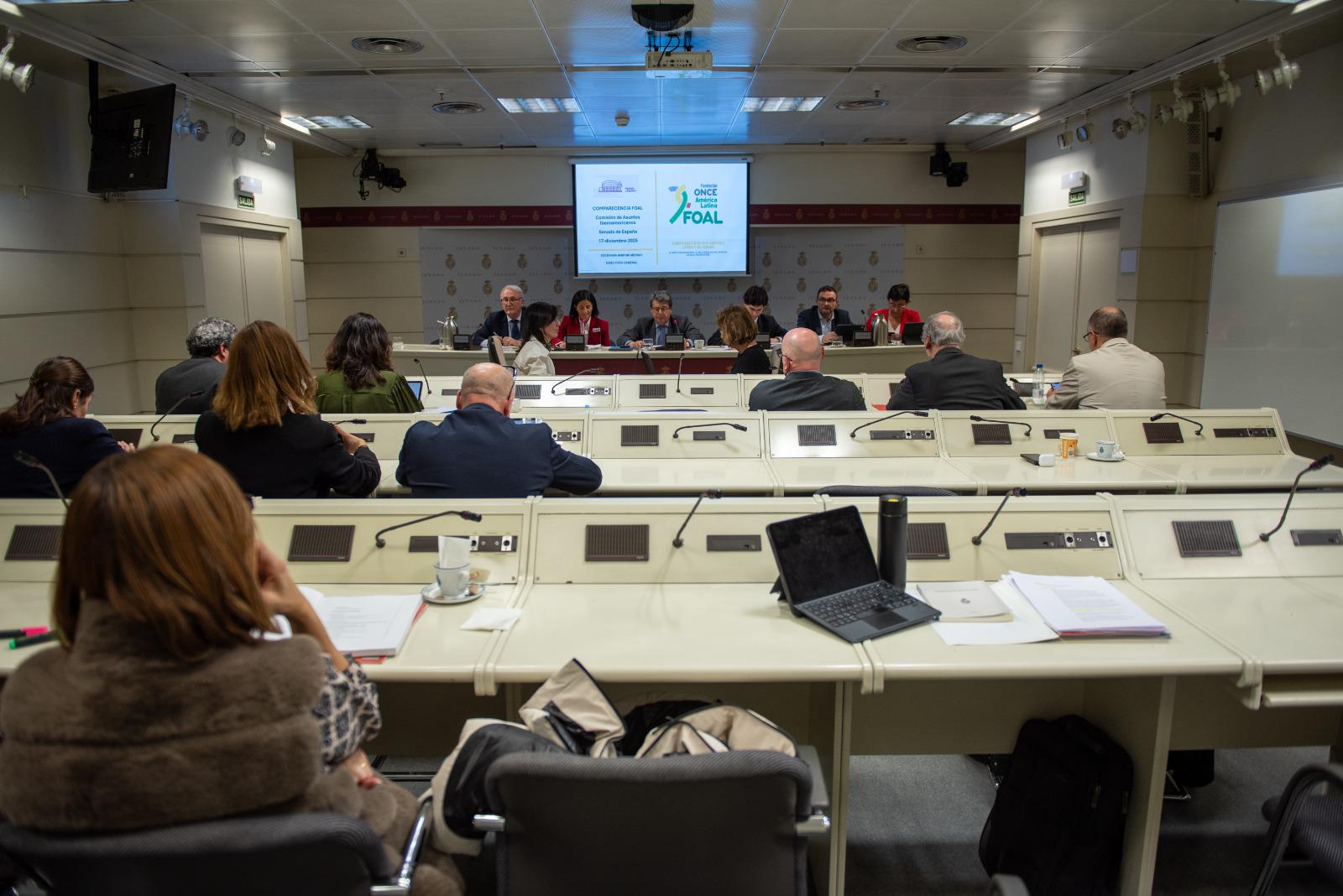 Vista de la mesa de comparecencia de Mirpuri en el Senado desde el fondo de la sala