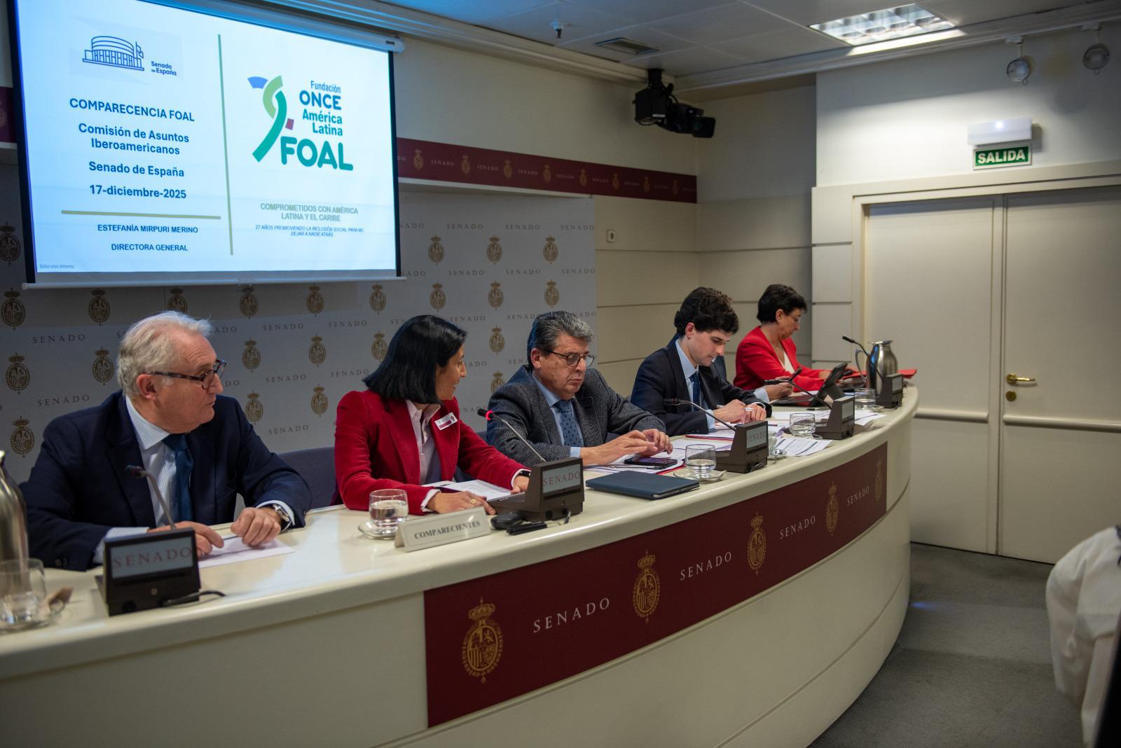 Vista lateral de la mesa en la comparecencia de Mirpuri en el Senado