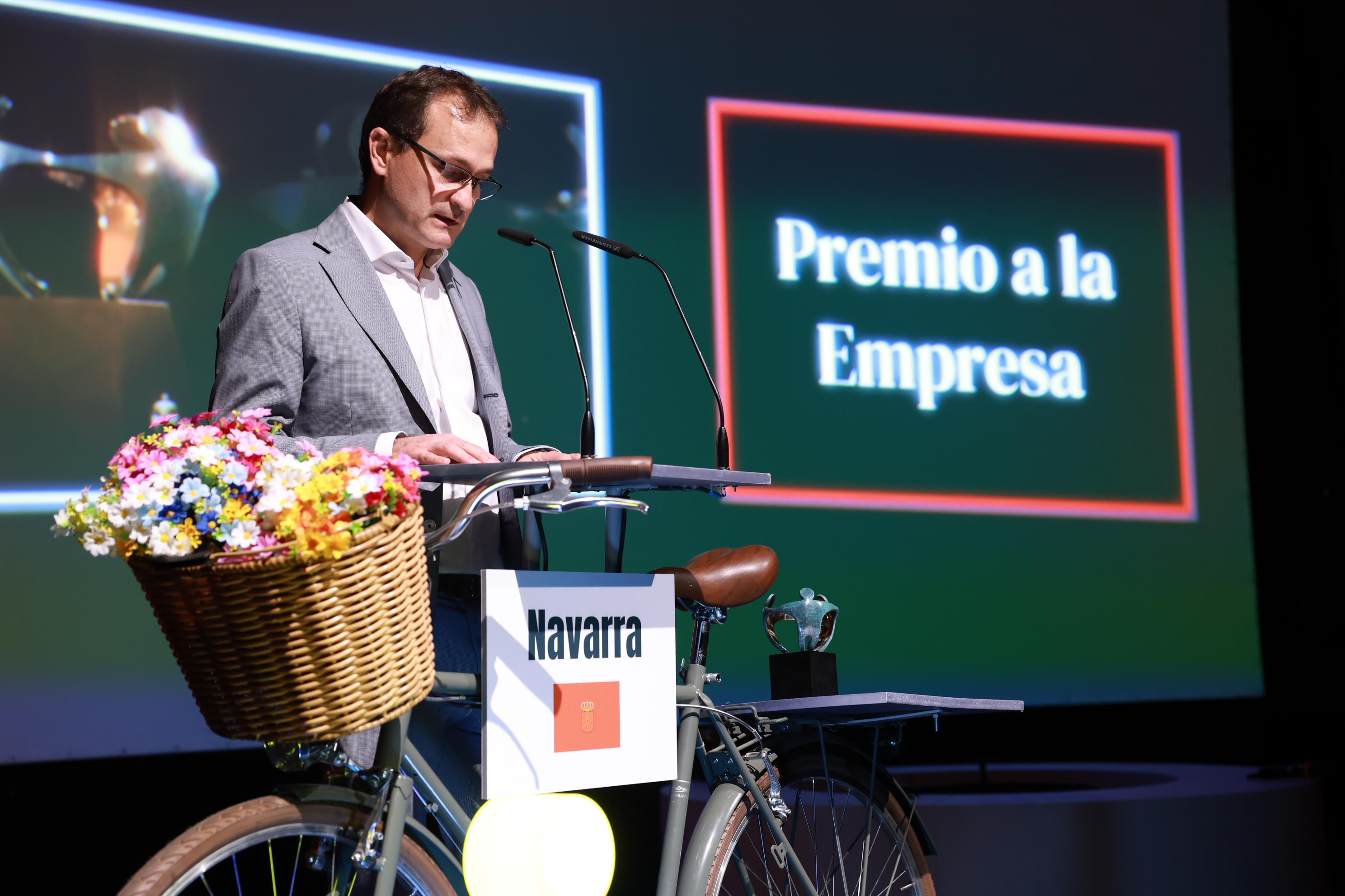 Pedro Luis, gerente y fundador de Conservas Pedro Luis, en el atril de la gala de los Premios Solidarios Grupo Social ONCE Navarra