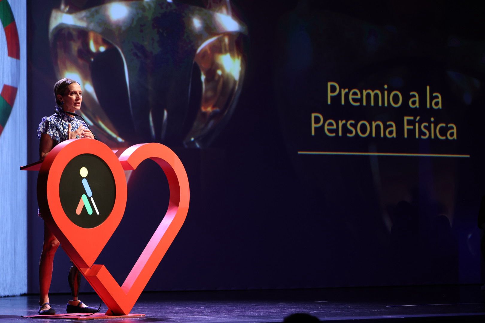 Rakel Mateo en el atril de los Premios Solidarios Grupo Social ONCE Euskadi recibiendo el premio