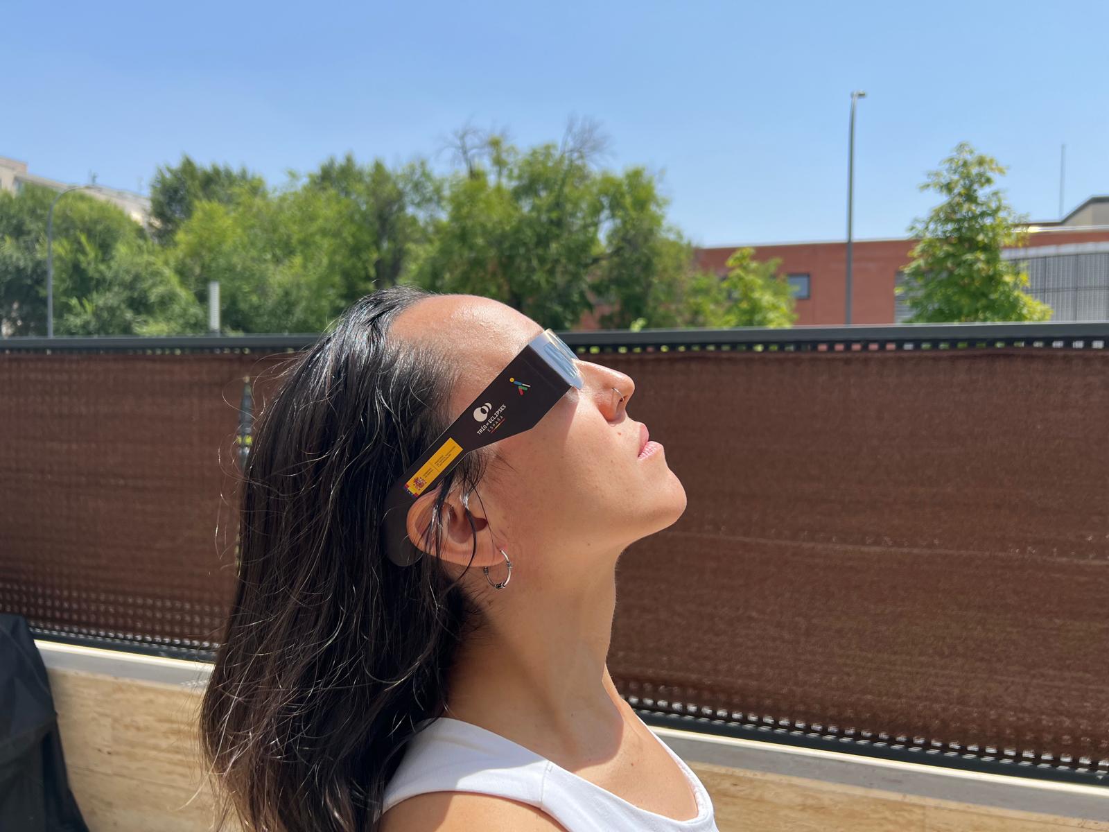 Una chica con gafas del elipse del Grupo Social ONCE mirando hacia el cielo
