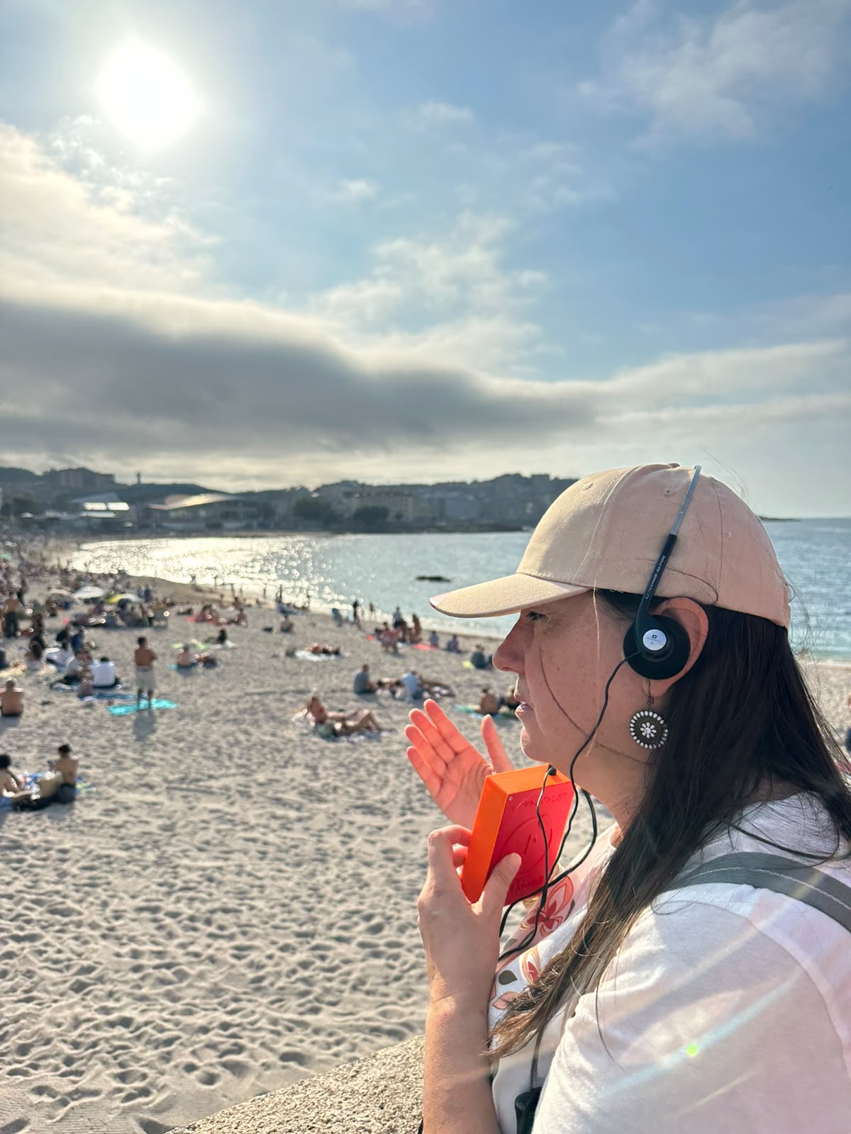 Una persona ciega viviendo el eclipse con el dispositivo Lightsound